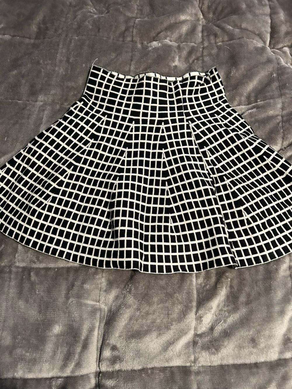 Grid black and white flowy mini skirt